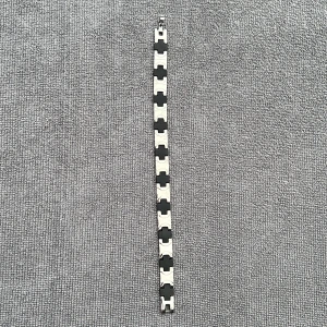 Rostfritt armband - Nytt rostfritt metallarmband i trendig design. Längd: 21 cm. Köparen står för frakt.