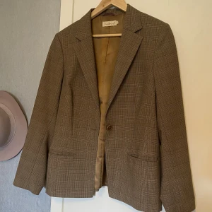 Vintage kavaj - Vintage kavaj med axelvaddar. 