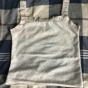 Linne spets med fjäril mönster - Linne spets med fjäril mönster, det står tyvärr inte vad det kommer ifrån eller vilket storlke men skulle gissa XS/S, bra skick