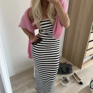 Klänning  - Lånad flesta bild! Från Bershka, aldrig använd✨