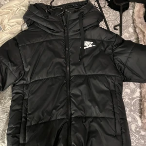 Nike jacka - Snygg jacka som funkar perfekt till hösten och vintern. Kan användes på två sätt då det går att använda den utochin