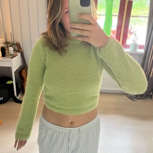 Topp med öppen rygg - Grön topp/tröja med öppen rygg, superfin färg till sommaren😍😍Kommer ej till användning då jag konstant har en hemsk bränna på ryggen som ni kan se. Aldrig använd utan bara testad!🥰🥰