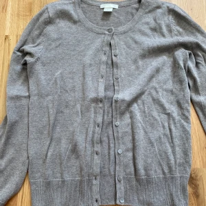 Finstickad kofta - Beige/ljusbrun finstickad kofta från H&M som är helt oanvänd. Så skön och perfekt basplagg❤️