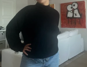 Tröja - Super mysig finstickad tröja från other stories!🖤 säljer då jag har för mycket svarta tröjor.. 