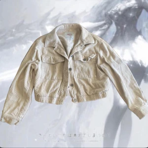 Sommar jacka - Den här snygga beige jackan är i bra skick och har inga fel!⋆.ೃ࿔*:･