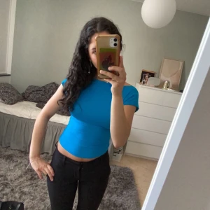 Topp - Supersnygg blå topp med öppen rygg🥰, skriv vid frågor💕
