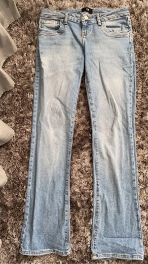 Ltb jeans  - Säljer mina ursnygga lågmidjade bootcut jeans från Ltb som är för stora för mig. Endast använda en gång och har inga defekter🥰🥰skriv vid frågor❤️
