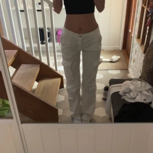 Cargo byxor  - Säljer mina svin snygga cargo byxor från zara storlek 36!🫶🏻säljer för att de är lite för stora, pris kan diskuteras🥰