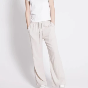 Linnebyxor  - Säljer dd populära linnebyxorna ifrån lager 157 då de ör förstora för mig. Kan även tänka mig att byta mot ett par i M