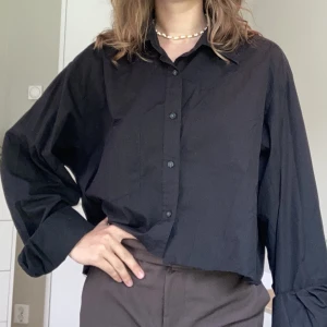 Svart skjorta - Svart Avklippt skjorta