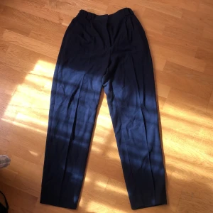 Vintage kostymbyxor - Marinblå kostymbyxor ganska högmidjade, bra skick
