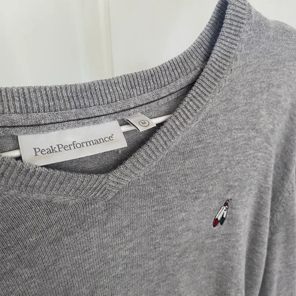 Grå Peakperformance tröja som endast säljs pga kommer ej till användning 💕. Tröjor & Koftor.
