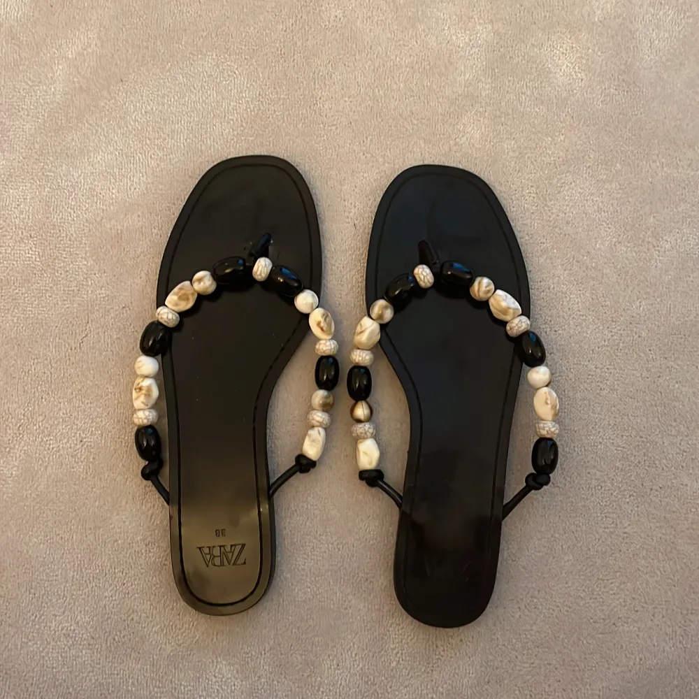 Super fina skor från Zara i storlek 38. Sommar skor som passar till middag, stranden osv. Ett par svarta skor med olika stenar som detaljer. Säljer pga att dem inte kommer till användning. Köparen står för frakt.(Dm för fler bilder)💕💕💕. Skor.