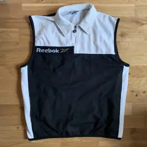 Fräsch topp/väst från Reebok. Köpt på Humana Second hand för ett år sedan. Har dock aldrig funnit tillfällen att använda den tyvärr. I gott men använt skick! Inga fläckar eller hål.