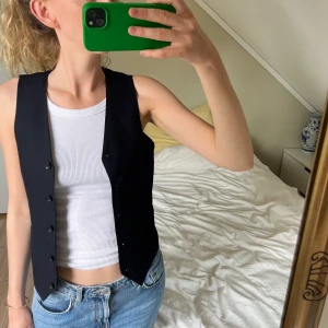 Väst - Blå-svart kostymväst köpt secondhand i London. Finns ingen storlek men uppskattar den till XS-S. 