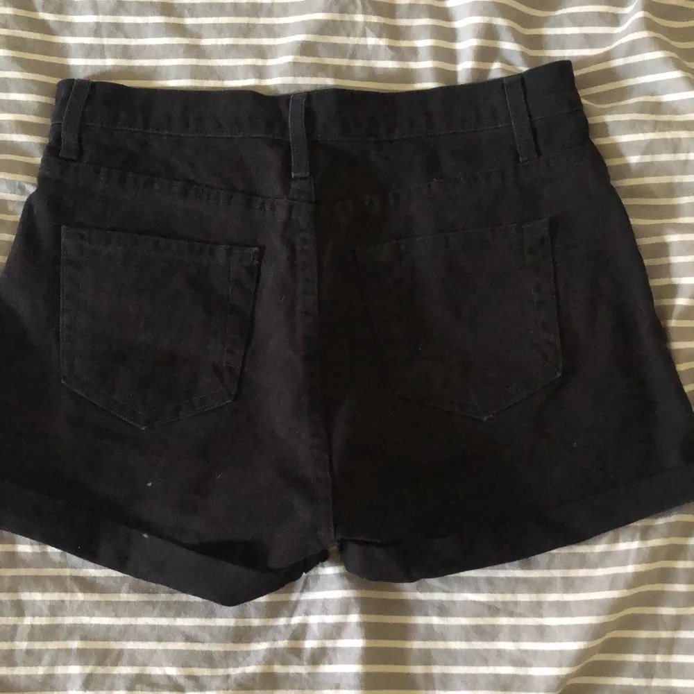 Svarta shorts! Inga slit, säljer pga att shortsen inte kommer till användning!🥰. Shorts.