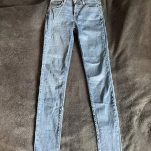Lågmidjade blåa Levis jeans, storlek 26. I väldigt bra skick. Säljes då de är för små för mej!🫶🏼
