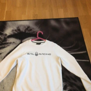 Sail racing tröja - Hej säljer min vita sail racing tröja aldrig använd