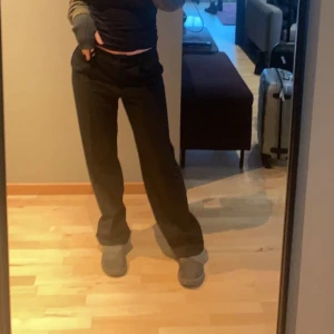 Kostymbyxor från Hanna Schönberg x NA-KD - Säljer dessa fina kostymbyxor då de inte kommer till användning, de är från Hanna Schönberg x NA-KD och nypris är 549kr💓De är använda fåtal gånger✨