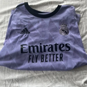 Real Madrid tröja benzema - En real Madrid tröja med benzema på ryggen. Väldigt snygg men är för stor för mig därför säljer jag den. Inga defekter😊. Vid frågor så är det bara att kontakta mig👍