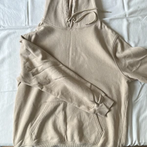 Beige hoodie i oversized  - En beige hoodie i oversized fit
