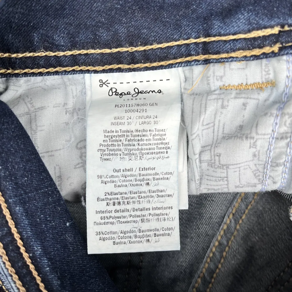 Mörkblå jeans från pepe jeans. Jag säljer då dem blivit för små för mig. Det har inga defekter. Använt sparsamt, några gånger. Köptes nya för 999 kr. Jeans & Byxor.