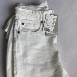 Vita jeans från hm, aldrig använt i storlek 34. Väldigt fina.❤️frakt tillkommer. (Köparen står för frakt)