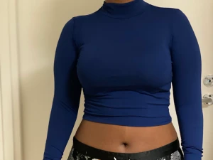 Mörk blå crop topp i storlek 36 - Oanvänd polotröja 💕