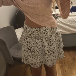 Chelsea kjol - Super söt prickig kjol jag köpte 2021, kommer aldrig till användning länge Den har inga slitningar överhuvudtaget, är som en ny☺️