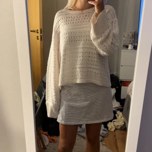 Randig klänning - Osäker på om jag ska sälja, men skriv gärna vid intresse. Super söt klänning som jag gillar att ha under en stickad tröja som en kjol. 