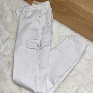 Vita cargo byxor  - Vita cargo byxor från madlady, stretchiga