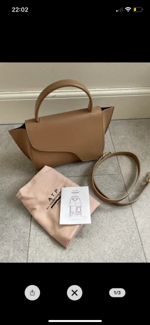 Atp atelier arezzo väska i nyskick!! - Säljer nu min fina atp väska i färgen "almond" Tyvärr får jag ingen använding för den så säljer den vidare :) Endast använd vid två tillfällen och därför i nyskick! Dustbag och tag/skötselråd medföljer Nypris 4800kr