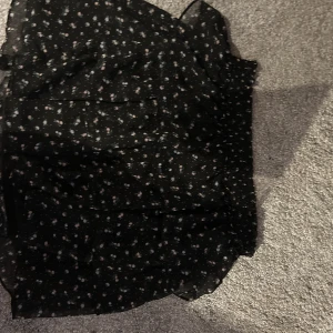 Volangkjol - Hm kjol använd 1 gång, storlek 38.