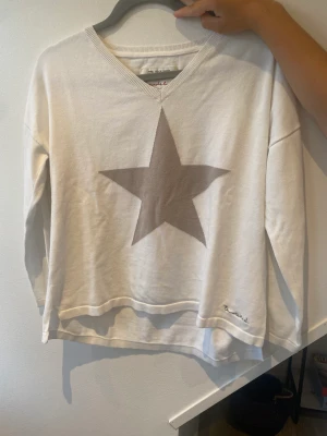 Säljer denna jätte fina vita tröja med stjärna på i mitten  - Jag säljer denna underbara tröja för jag använder den inte längre! den är i bra skick! Passar dig i Small! Nypris: 110