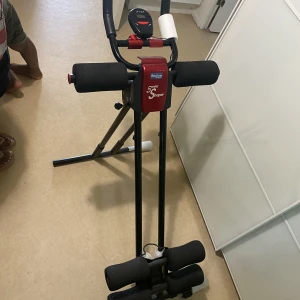 5 minutes shaper  - Bra för någon som vill träna hela kroppen med 5 minuter shaper. Går att vika den för att lägga den undan efter träningen. Man kan se allt från kcal men den är batteri driven. 