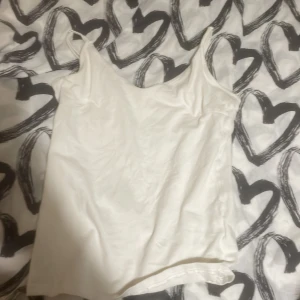 Linne - Har två vanliga linnen från lager157. Säljer för 10 kr styck. En i M och en i S.