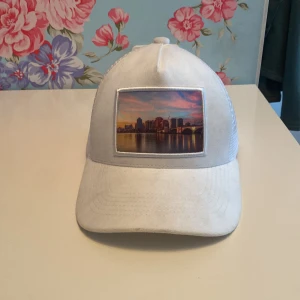 Velvet keps - Säljer min keps från Hatshop då den inte har kommit till användning.