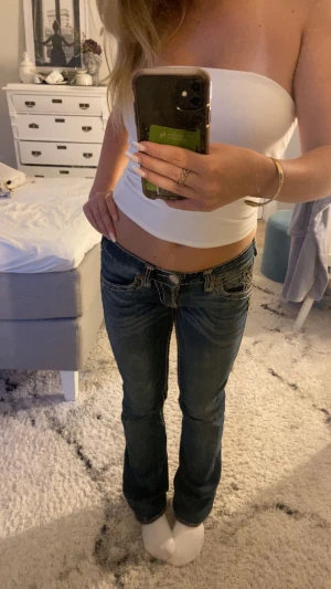 true religion jeans - Jag säljer nu mina fina true religion jeans pågrund av att jag inte använder de så mycket. De är i fint skick och passar jätte bra på mig som är 160💗 kom privat för med bilder och info.