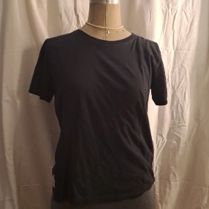 Svart tshirt - Pris är diskuterbart vid snabb affär. 😊 Uppskattad storlek M.