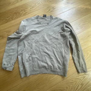 Vintage Nike Crewneck - Säljer en sjukt clean vintage Nike Crewneck i lite tunnare material än vanligt. Väldigt bra skick med tanke på sin ålder. Storlek L men kan passa en M också.