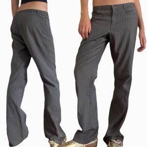 Moschino Byxor  - Galet snygga Moschino kostymbyxor inköpta i London för ca 600 spänn, säljer för att jag ska flytta o måste bli av med massa kläder 🥲 Midjemått: ca82cm, Innerbenslängd: ca80cm, total längd: ca100cm, för referens är jag 170cm 🦡💙