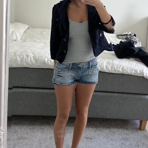 Trekvarts kofta, jacka  - Super fin Trekvarts jacka ( kofta) super snyggt till allt och passar med allt. Inga defekter eller liknande då den inte använts. ✨