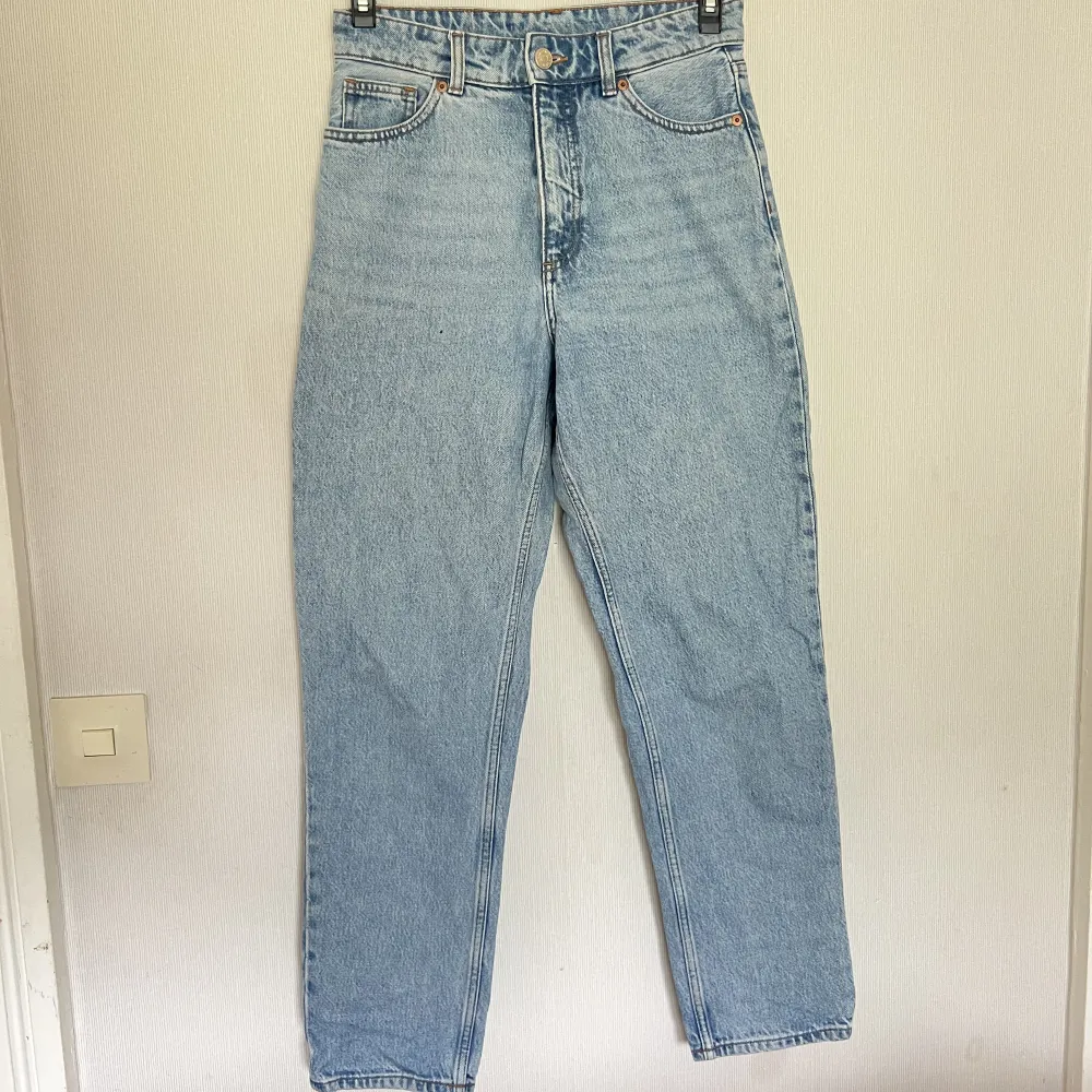 Ett par blåa ”mom jeans” från Monki i storlek S. Använt ett antal gånger men inget direkt tecken på användning så i väldigt gott skick. . Jeans & Byxor.