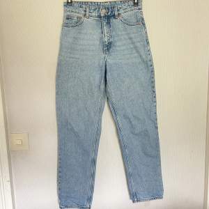Ett par blåa ”mom jeans” från Monki i storlek S. Använt ett antal gånger men inget direkt tecken på användning så i väldigt gott skick. 