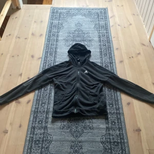 Adidas zip hoodie - En vanlig adidas zip hoodie som jag har använt i ca ett år pris kan diskuteras 
