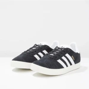 Adidas gazelle - Säljer nu mina superfina gazelle då jag inte använder dem längre. Dem är i bra skick och ba använda fåtal gånger🙏🏻köp via köp nu💕💕💕(skorna är stora i storleken)