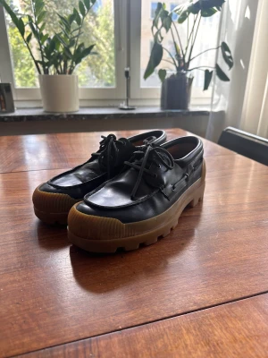 Acne Studios skor - Acne Studios boat shoe   Storlek: 41 Färg: Svart Skick: Bra skick