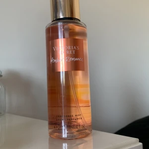 Victoria secret - Säljer denna Victoria Secret mist då jag inte använder den. Den är endast testat ett sprut. Startbud 150 kr. Hör av er vid intresse och frågor 🤍