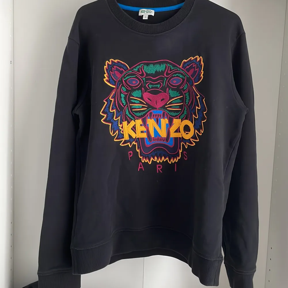 Säljar kenzo tröja har andväntden  2 gånger storlek S . Hoodies.