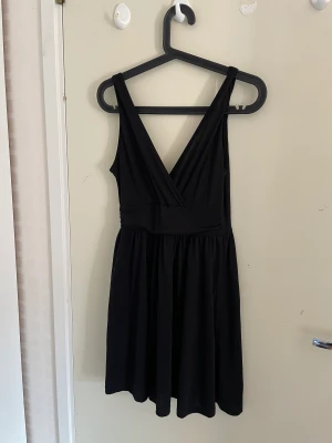 Svart klänning ger fin figur - En av mina favorit klänningar som nu är lite liten, ger så fin figur och är i bra skick!